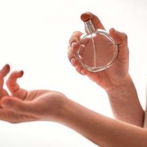 6 Cara Memakai Parfum Lokal agar Wanginya Tahan Lama dan Meninggalkan Jejak