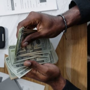 Dilema Sunyi Generasi UMR: Kerja Demi Hidup atau Hidup Demi Kerja?