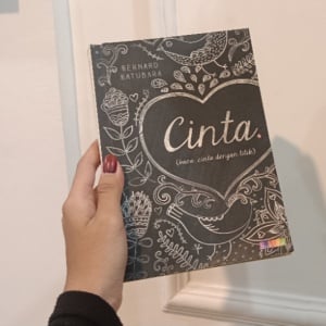 Membaca Realitas Cinta Dengan Titik: Ketika Perasaan Tak Pernah Sederhana