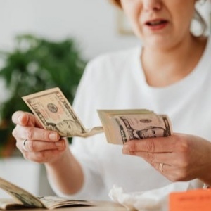 Nasib Pekerja UMR: Kerja Keras untuk Bertahan Bukan Berkembang