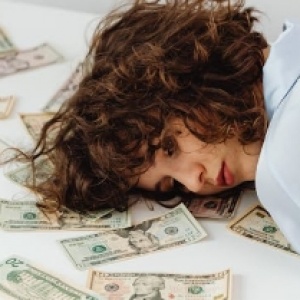 Gaji Minimum, Beban Maksimum: Krisis Mental Health Para Pekerja UMR