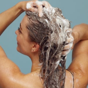 5 Sampo Berbahan Tea Tree Oil untuk Rambut Berketombe, Gatal-gatal Lenyap