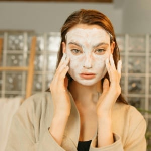 Gak Cuma Enak Dimakan, Ini 5 Face Wash Stroberi yang Bikin Kulit Glowing!