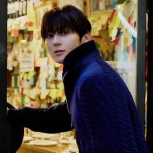 Travel Look Goals! 4 OOTD ala Hwang Min Hyun yang Simpel dan Stylish