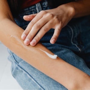 5 Rekomendasi Body Lotion dengan Kandungan Retinol untuk Cegah Penuaan Dini