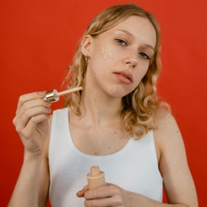 Makeup Anti Ribet! 5 Serum Concealer Ini Siap Buat Wajahmu Cantik Seketika