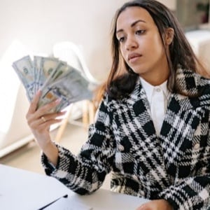 Side Hustle Bukan Gila Kerja, Tapi Perjuangkan Pekerja UMR untuk Bertahan