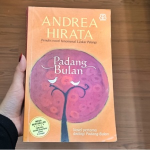 Novel Padang Bulan: Antara Cinta dan Mimpi yang Sama-sama Harus Dikejar