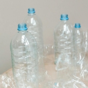 Harga Bahan Baku Plastik: Momentum Tepat Berkreasi dengan Daun Pisang dan Anyaman Lokal