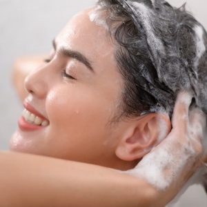 Bye-Bye Rambut Tipis! Ini 5 Sampo Rosemary yang Ampuh Menumbuhkan Rambut