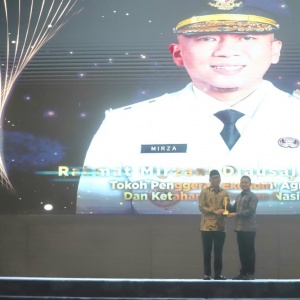 Revolusi Pertanian dari Desa, Gubernur Lampung Rahmat Mirzani Djausal Sabet KWP Awards 2026