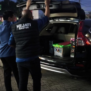 Kejati Banten Geledah Kantor BUMD PT ABM, Koper Berisi Dokumen Penting Disita