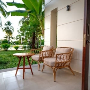 Menemukan Jeda di Teras Rumah: Saat Kenyamanan Ternyata Berada Begitu Dekat