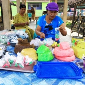 Bukan Sekadar April Mop, Harga Plastik Melejit hingga 50 Persen: Sanggupkah UMKM Kita Bertahan?