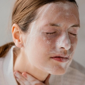 5 Cara Membersihkan Sisa Sunscreen Waterproof dengan Sabun Cuci Muka Biasa