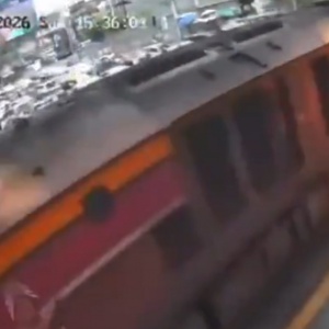 Detik-detik Horor Kereta Barang Tabrak Bus di Thailand Korban Bergelimpangan