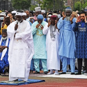 Gaya Pede Walkot New York Zohran Mamdani Pakai Gamis Arsenal saat Salat Idul Adha