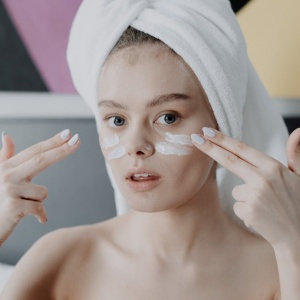 9 Sunscreen untuk Memudarkan Flek Hitam dan Bekas Jerawat, Mudah Dibeli Online