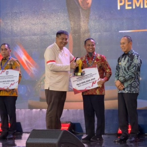 Gubernur Sulsel Terima Penghargaan Provinsi Terbaik 1 Creative Financing