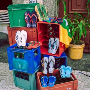 Energi Ceria Khas Brasil Hadir dalam Koleksi Sandal Penuh Warna