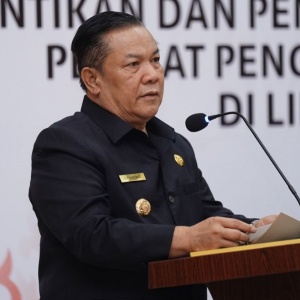 SF Hariyanto saat Lantik 77 Kepala SMA-SMK: Malu Kalau Pakai Rompi Oranye