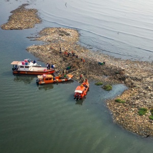 Bersih-bersih Pulau Sampah yang Muncul di Laut Jakarta