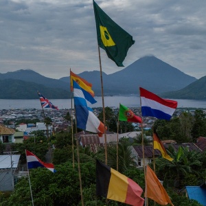 Warna-warni Bendera Piala Dunia Hiasi Permukiman Warga Ternate