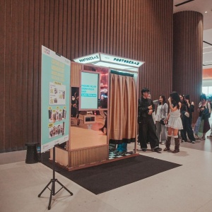 Dari MRT hingga Coffee Shop, Photobox Interaktif Kian Jadi Tren Bagi Gen Z di Ruang Publik