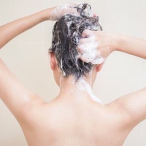 Rambut Kurang Nutrisi? Coba 5 Produk Serum Sampo Andalan Ini!