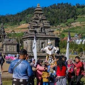 Wamenpar Wanti-wanti Pelaku Wisata Dieng: Utamakan Keselamatan di Tengah Lonjakan Turis!