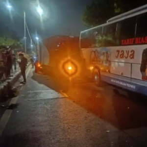 Kecelakaan Beruntun di Madiun: Rem Mendadak Bus Jaya Jadi Mimpi Buruk Truk J&T