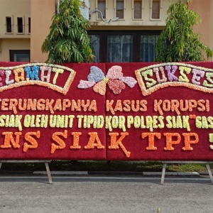 OTT Pejabat Pemkab, Polres Siak Dibanjiri Papan Bunga Ucapan Selamat