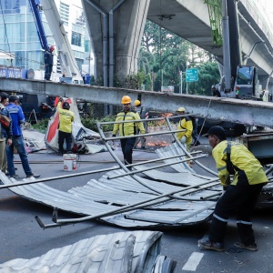 JPO Tendean Dibongkar Total Usai Dihantam Truk Alat Berat