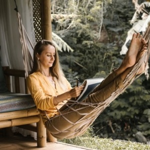 Slow Living Bagi Gen Z: Tren Viral atau Cara Bertahan dari Tekanan Hidup?