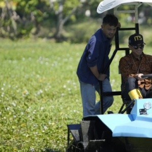 ITS Uji Coba Traktor Perahu Listrik, Jawab Tantangan Bertani di Lahan Gambut