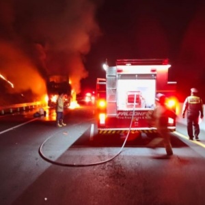 Lampu Mati Berujung Kobaran Api: Bus Mewah Double Decker Gunung Harta Hangus di Tol Madiun