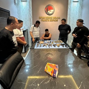 Digerebek di Denpasar, Pria Ini Simpan Ekstasi dan 5 Senpi Rakitan di Ruang Tamu