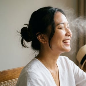 5 Cara Memakai Sunscreen Spray yang Benar, Bukan Asal Semprot