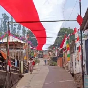 Bukan Sekadar Hiasan, Momen Warga Garut Bentangkan Bendera Merah Putih 700 Meter