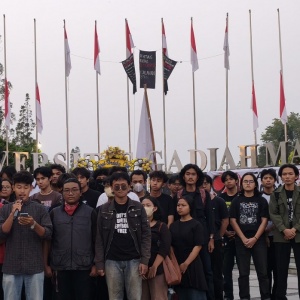 Kritik Atraksi Kemerdekaan Elite, Kolektif UGM Kibarkan Bendera Setengah Tiang