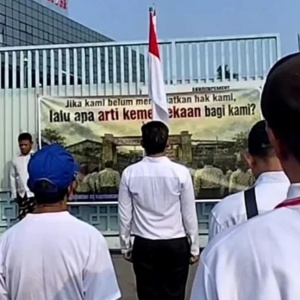 Tagih Pesangon dan THR, Eks Karyawan PT Sritex Upacara Bendera di Depan Pabrik