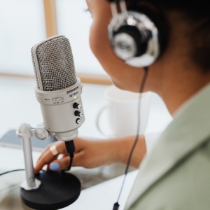 Dari Gita Wirjawan hingga Malaka Project: 5 Podcast Wajib Dengar Biar Wawasanmu Makin Terbuka