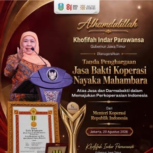 Gubernur Khofifah Terima Penghargaan Jasa Bakti Koperasi Nayaka Mahambara dari Menteri Koperasi