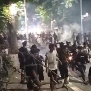 Palmerah Membara: Pospol Petamburan Dikabarkan Dibakar Massa, Gas Air Mata Pecah Berkali-kali