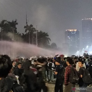 Demo DPR Ricuh, Polisi Bubarkan Massa dengan Gas Air Mata