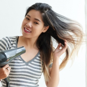 Hair Dryer vs Air-Dry: Cara Mana yang Lebih Aman untuk Rambut?