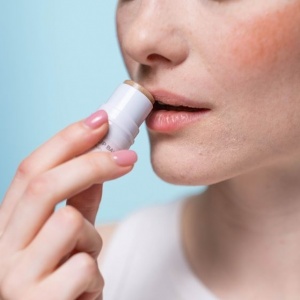 3 Lip Balm Rp30 Ribuan yang Bagus Atasi Bibir Kering Menurut Review Pengguna