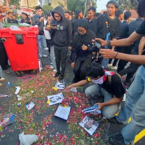 Aksi 'Duka' BEM SI Jatim di Grahadi: Sentil Anggaran Makan Bergizi Gratis di Tengah Bencana