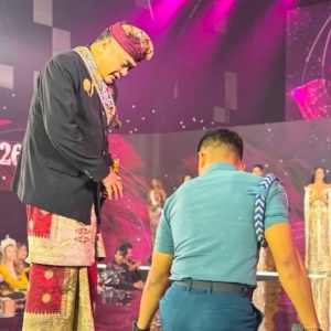 Heboh Arya Wedakarna Nongol di Acara Miss Transgender, Sosok Berseragam Militer Jadi Gunjingan