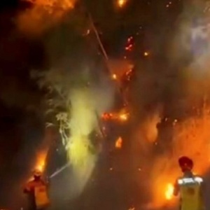 Seperdua Gunung Lakawan Enrekang Hangus Terbakar, Petugas Terkendala Tebing Terjal